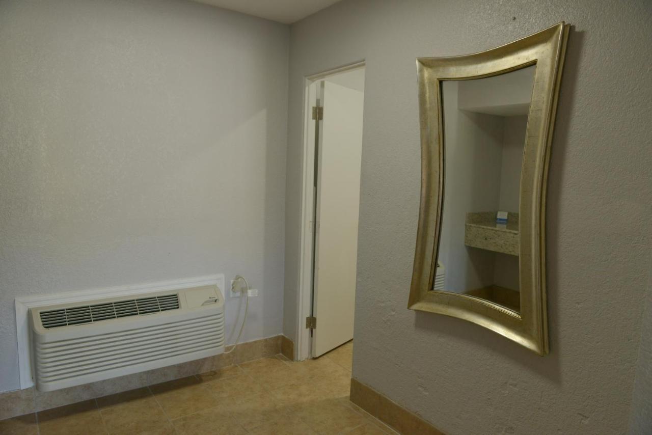 Rodeway Inn & Suites Winter Haven Chain Of Lakes Eksteriør billede