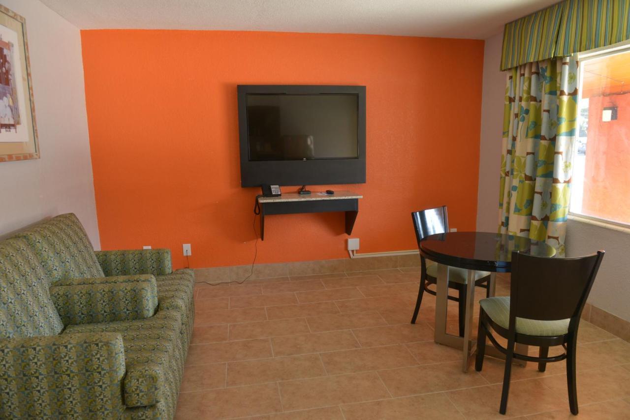 Rodeway Inn & Suites Winter Haven Chain Of Lakes Eksteriør billede