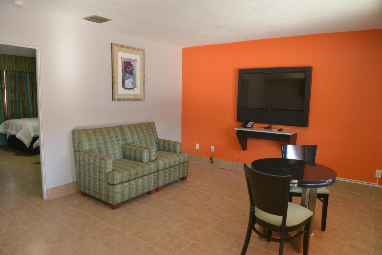 Rodeway Inn & Suites Winter Haven Chain Of Lakes Eksteriør billede